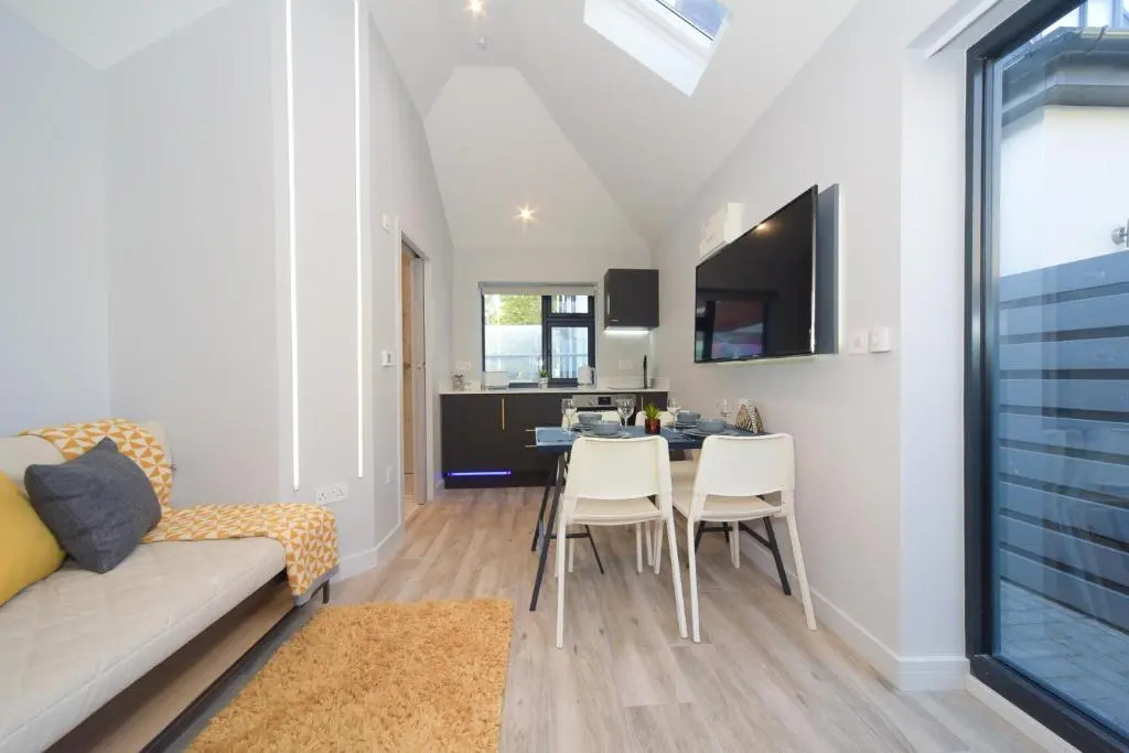 Super Cool Luxury Studio near the beach - Smart TV, WiFi & Netflix