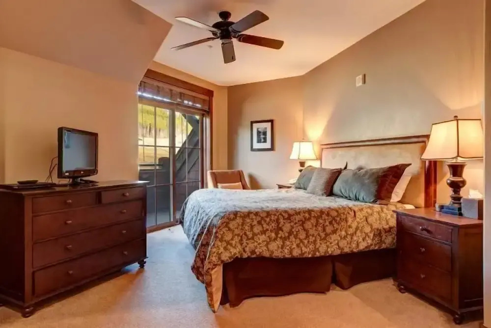 Ski in, Ski out 2 Bedroom Mountain Condo at the Base of Peak 7 with Quick Access to Historic Downtown Breckenridge