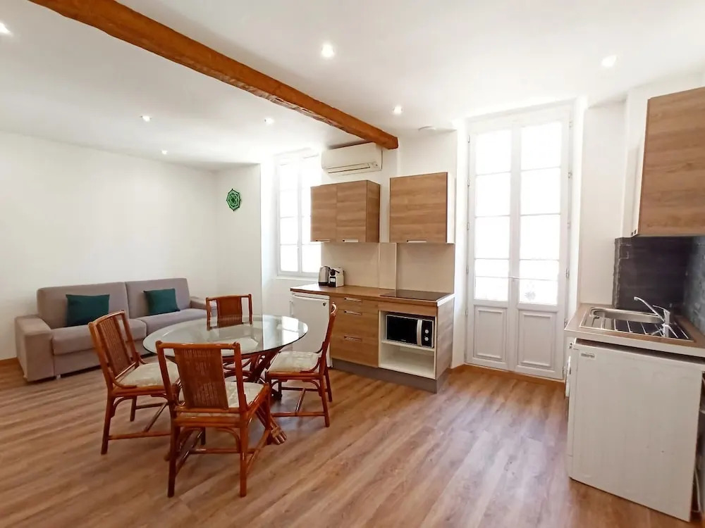 Central 1 Bedroom with Balcony