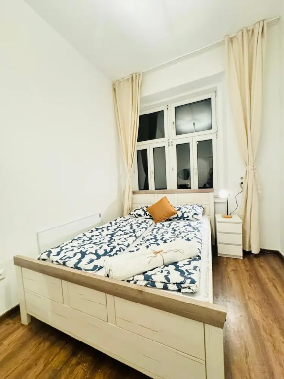 5BR Apartment for 10 Near Alterlaa