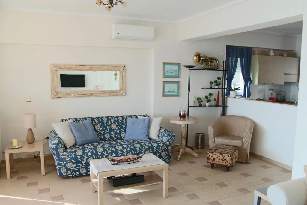 Apartment with marina view