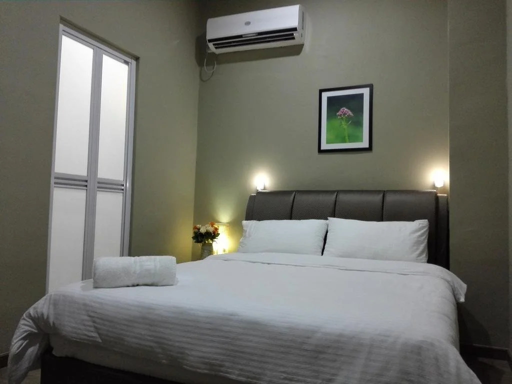 Hotel By The Park