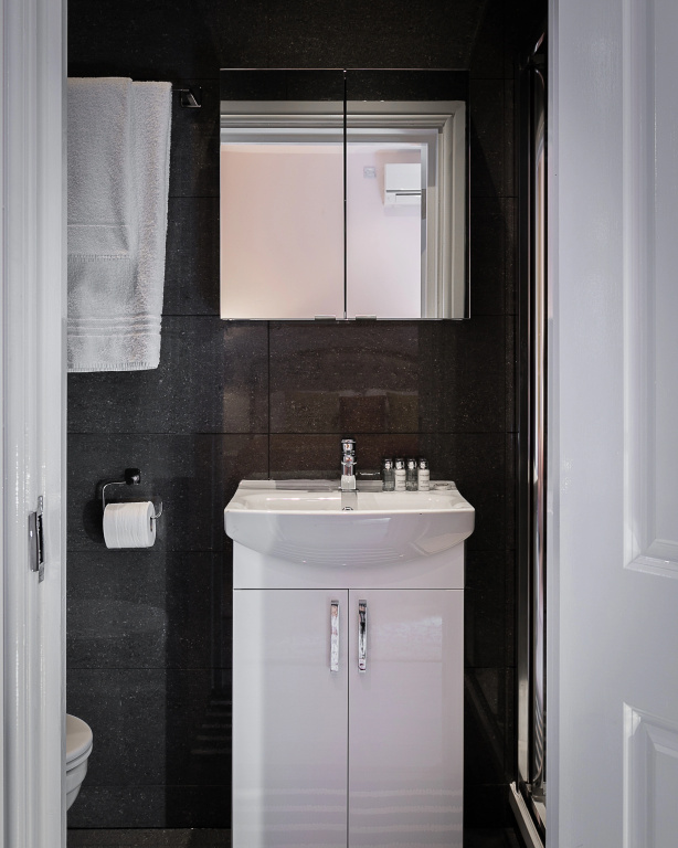 Designer 1-bedroom in Kensington
