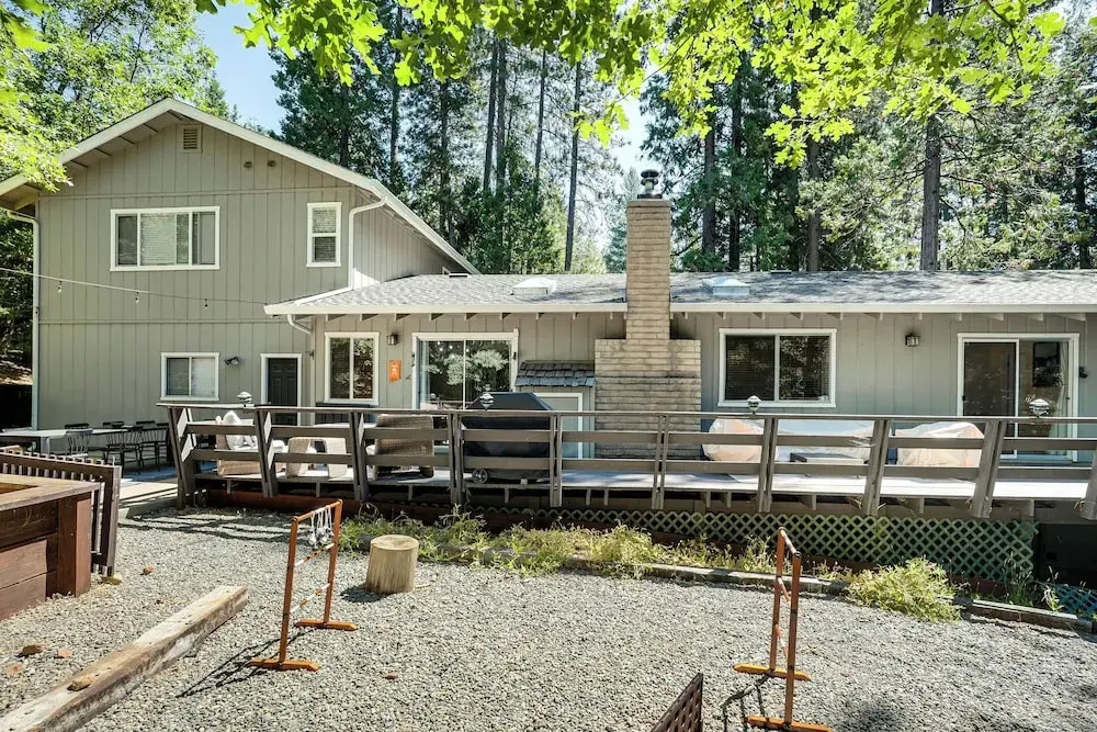 Arnold Family Cabin w/ Hot Tub, Arcade & Deck