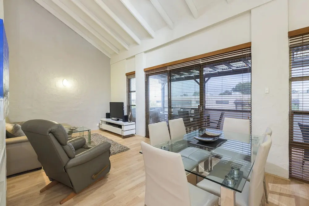 Como Mezzanine Retreat