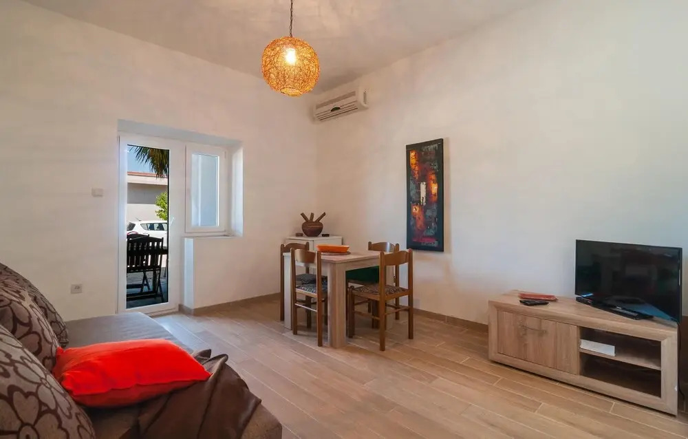 Nice Apartment in Sutivan With Wifi and 1 Bedrooms