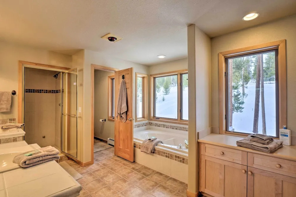 Grand Fraser Escape w/ Private Deck & Hot Tub