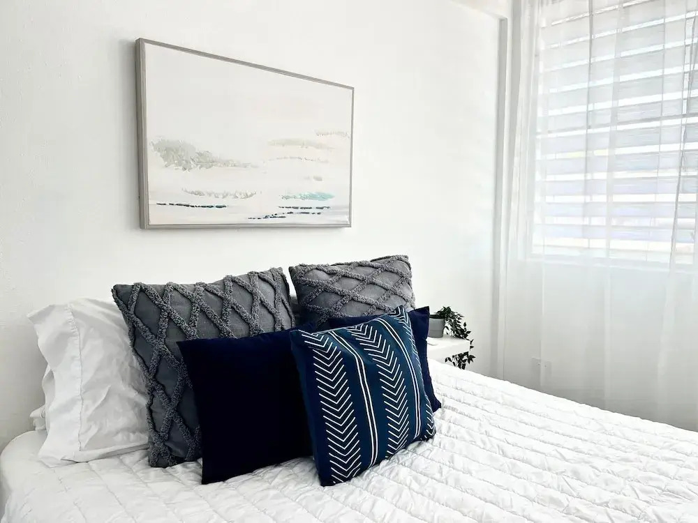 Centrally Located Sunny Apartment Walk to Beaches