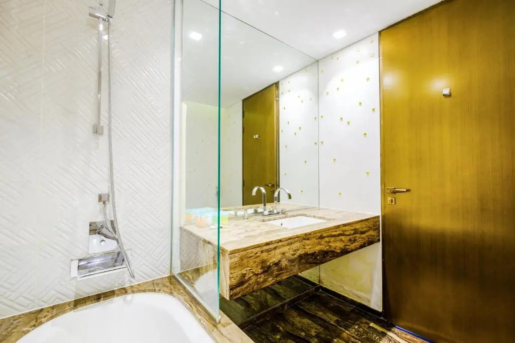 LUX - Lavish Suite with Full Palm Jumeirah View 1