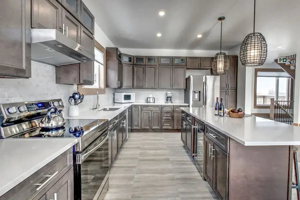Brand New 7 bdrm Luxury Cottage with Private Beach Access, BBQ,7.5 baths, Hot Tub, Ping Pong Table