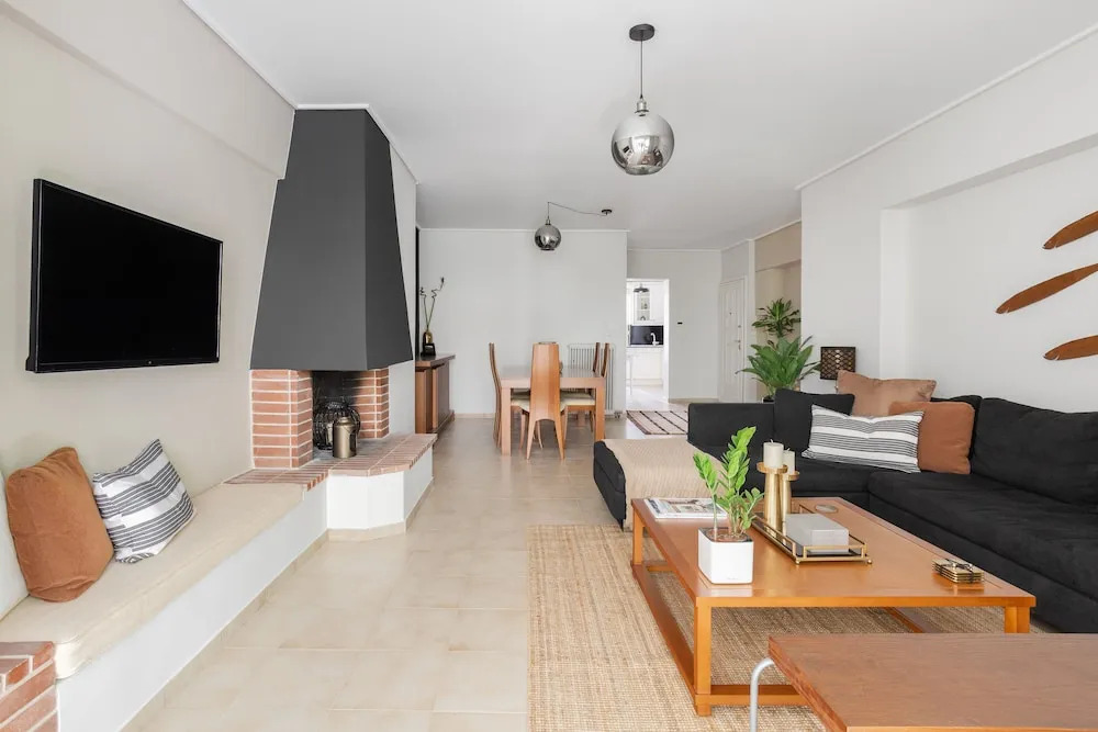 Fresh Detailed Stylish Apt at Acropolis