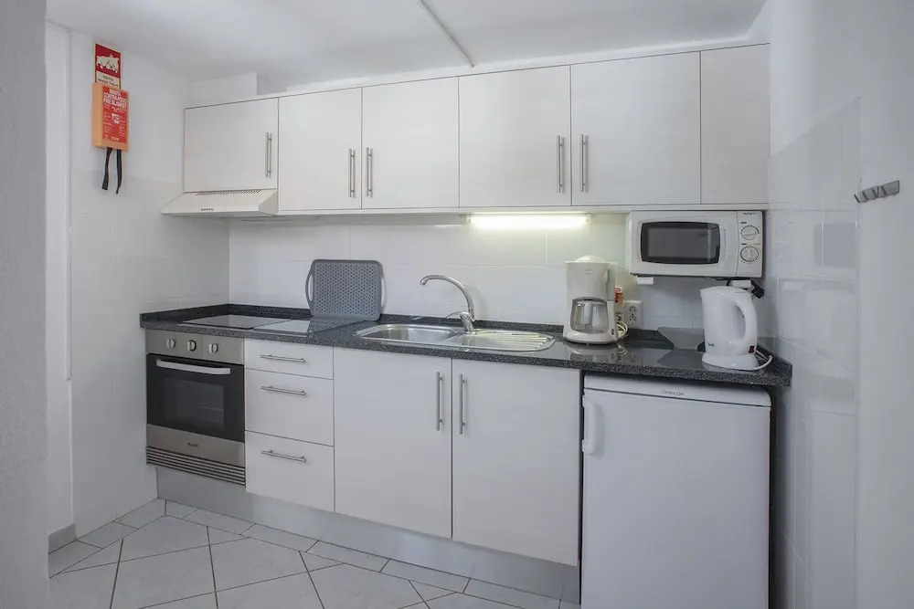 1 Bed Flat - Sleeps 2 - Pool - Parking - Wifi
