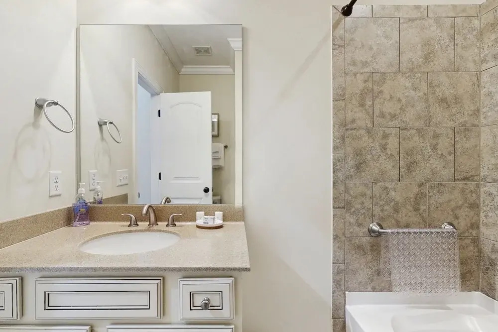 Charming Southern Townhouse W/enclosed Yard & Access to Community Pool