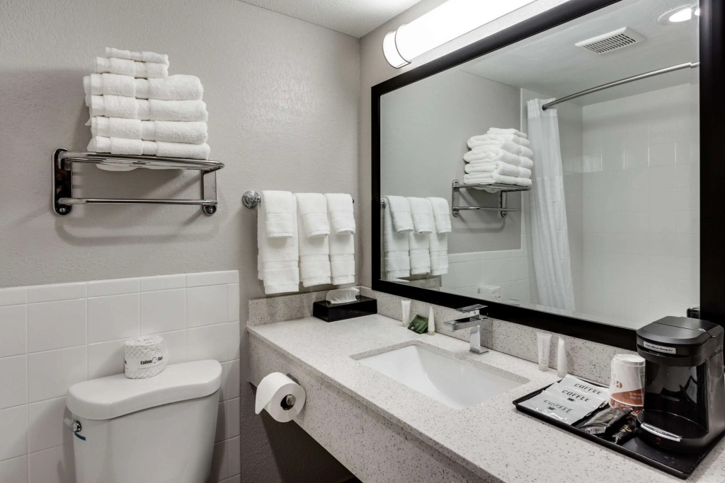 Days Inn & Suites by Wyndham Spokane