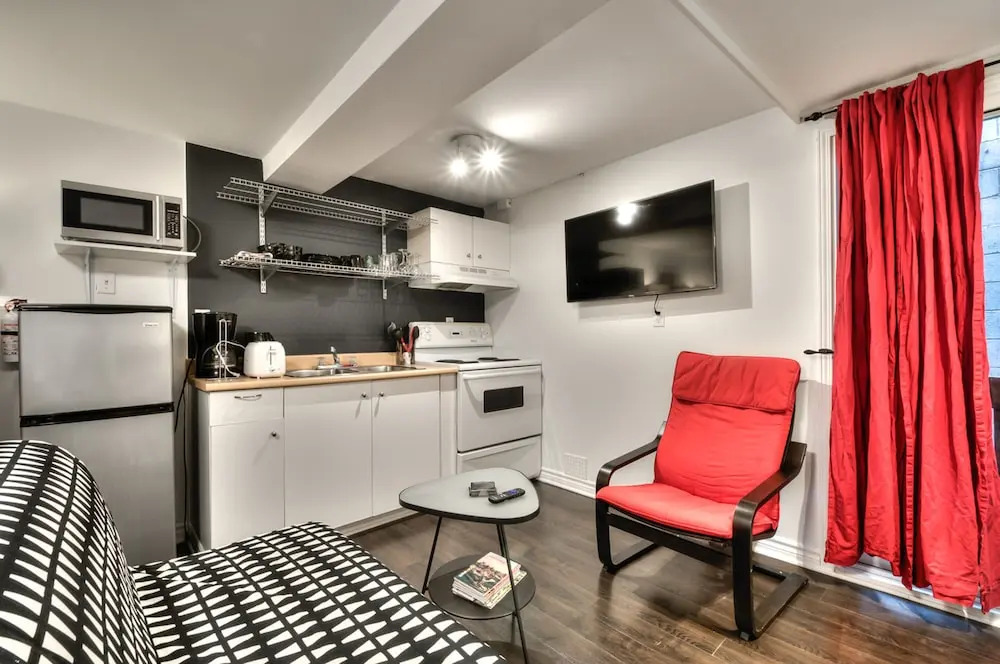 100 METERS to METRO BEAUDRY - FULL APARTMENTS - 1 minute walk to the FAMOUS ST CATHERINE STREET - FAST WIFI - WASHER & DRYER ON SITE - Montcalm units