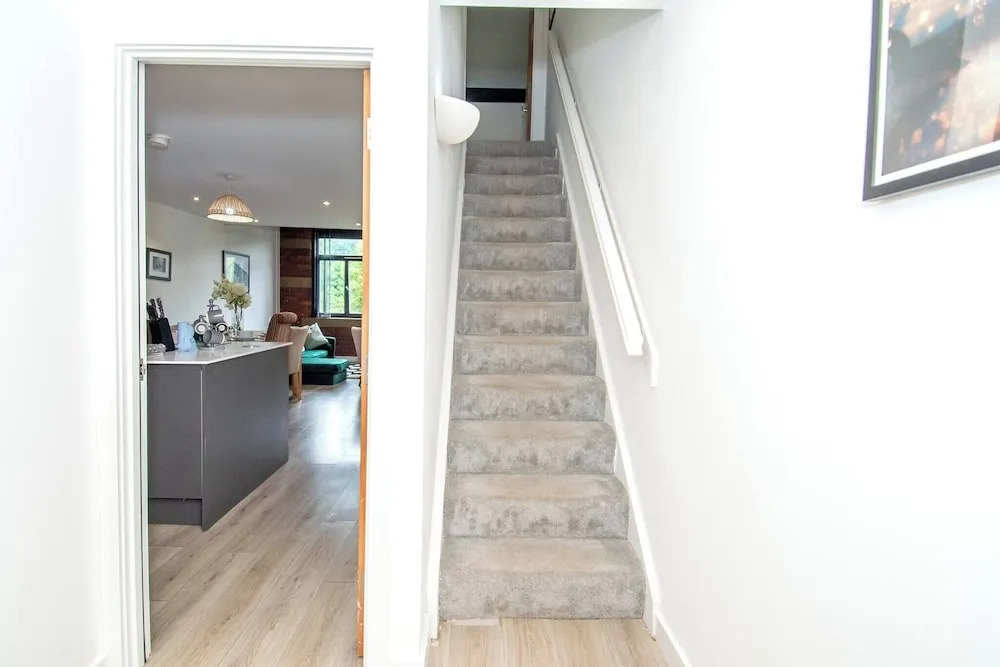 Charming 2-bedroom Apartment in Bradford With City Views