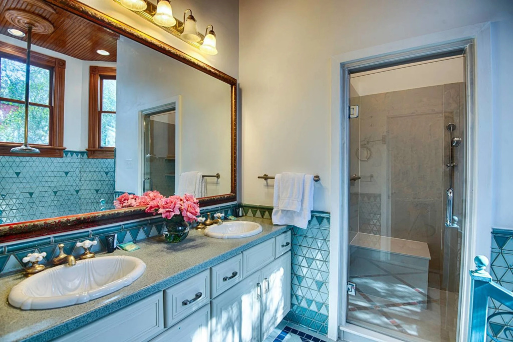 Best Location 5BR Next to French Quarter Book NOW!