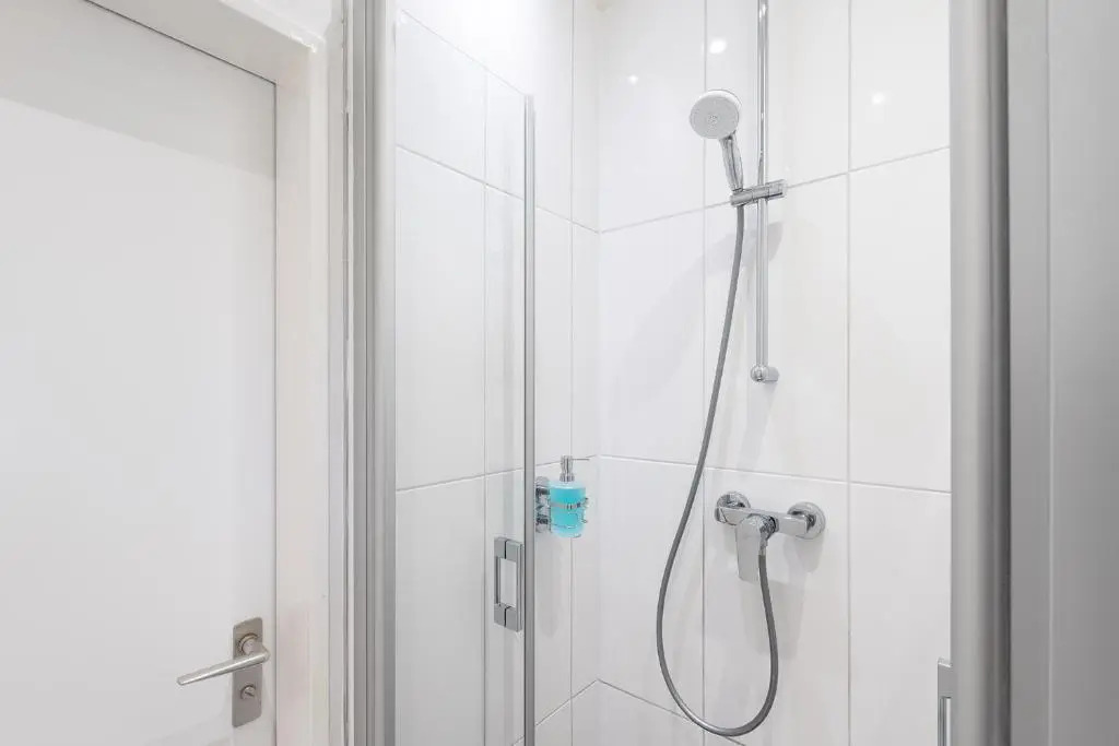Big Central Apartment near Rotkreuzplatz with 3 BR for 12 PAX