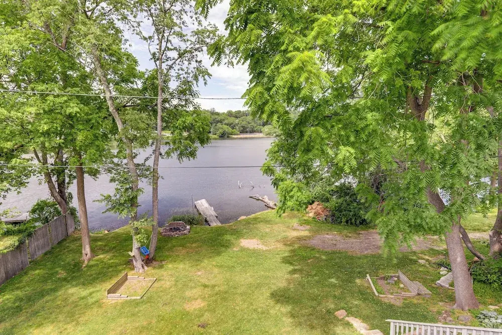Lakefront Cottage 2 Mi to Palladium in Worcester!