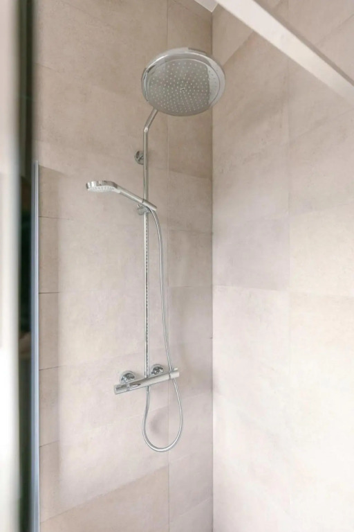 Top of the line apartment in a new upscale residence close to the sea and the beach