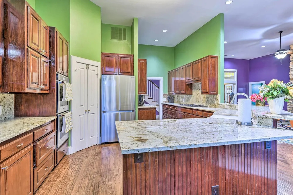 Private Pool Spacious and Vibrant Argyle Villa!