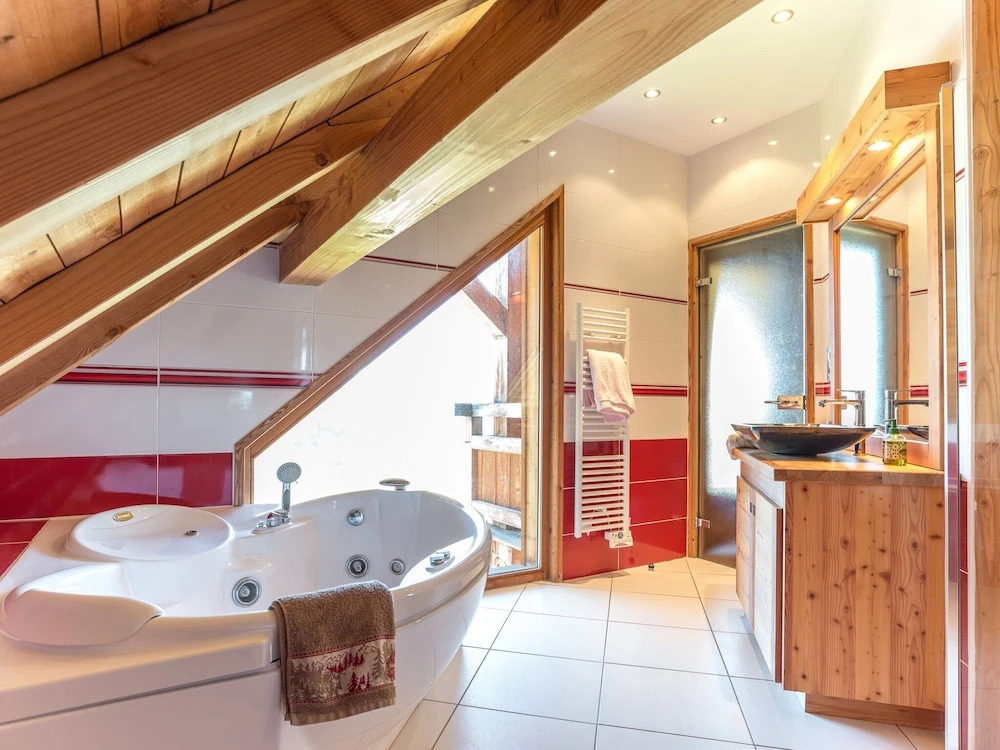 Luxurious Chalet in Vaujany French Alps with Balcony