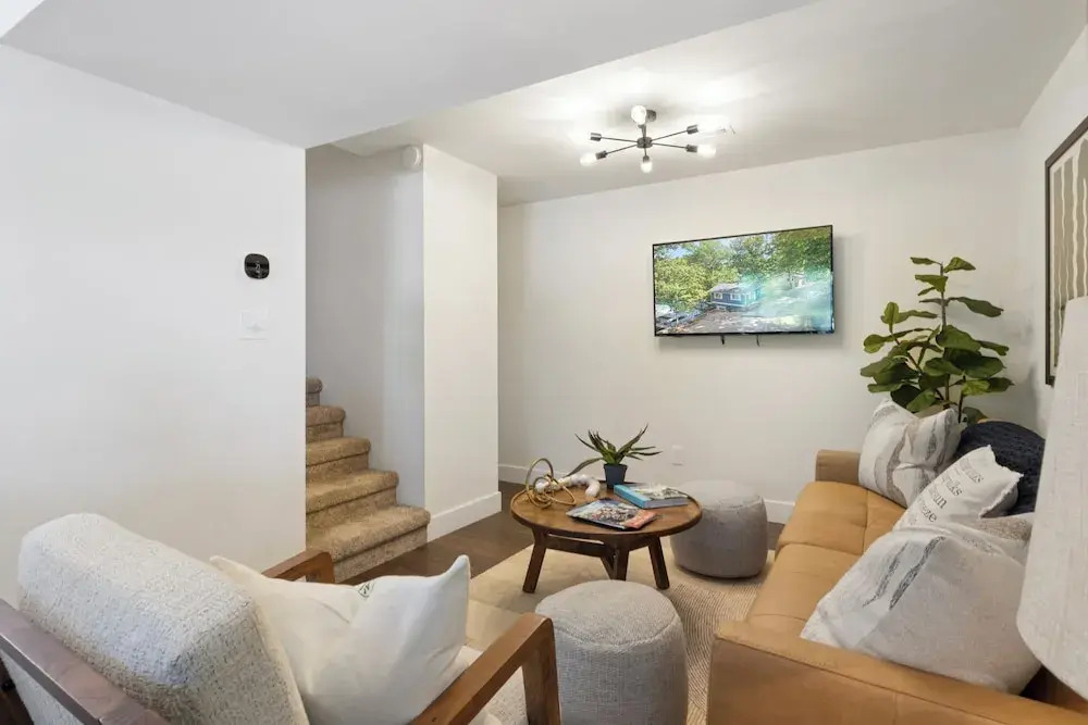 Minutes From the Strip - Nightlife and Dining!