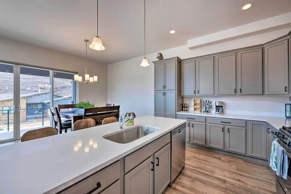 Inviting Hideout Townhome w/ Balcony & Lake Views!