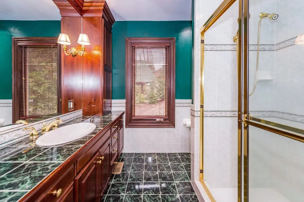 Magnificant & Private Lakefront 5 Bedroom Home