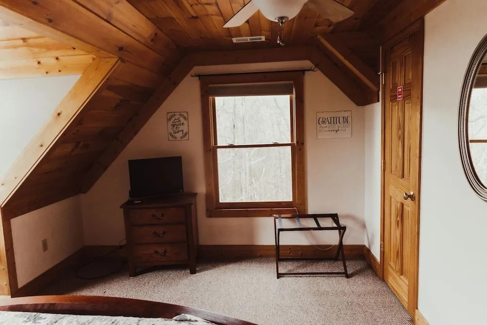 Parkside Haven 2 Br cabin by RedAwning
