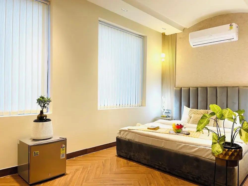 BedChambers Saket