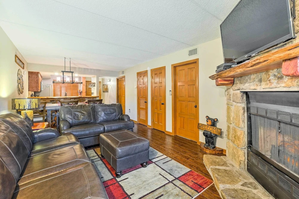 Chalet Village Upper Alpine Condo w/ Pool Access