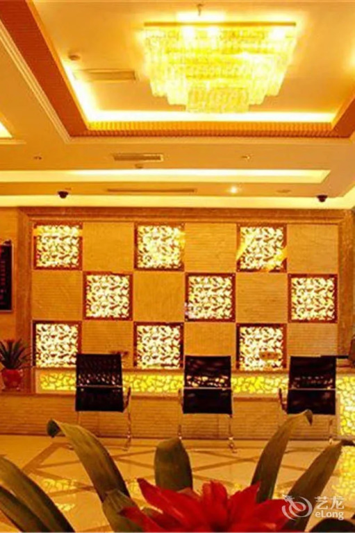 Super 8 Collection Hotel (Chongzhou Government Center Square)