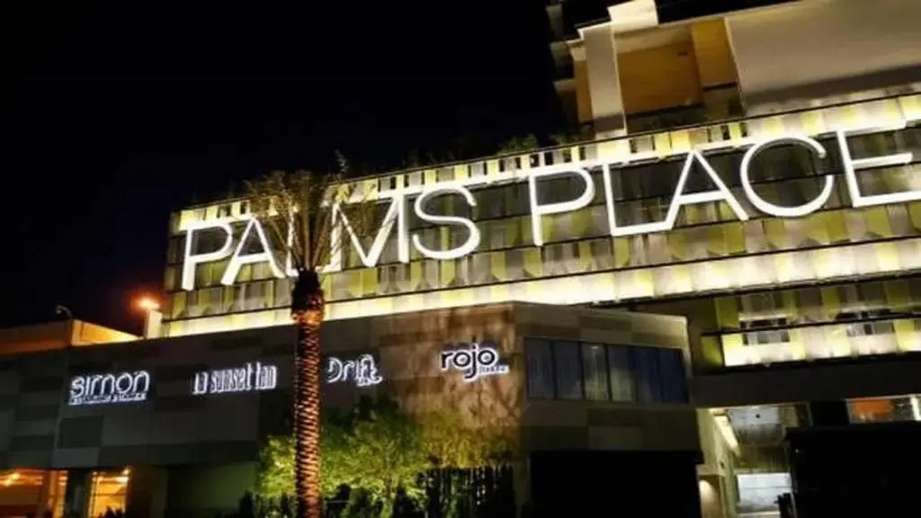 Palms place 51st floor with balcony & strip view