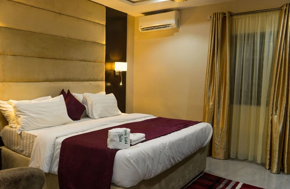 Iris Gold Suite