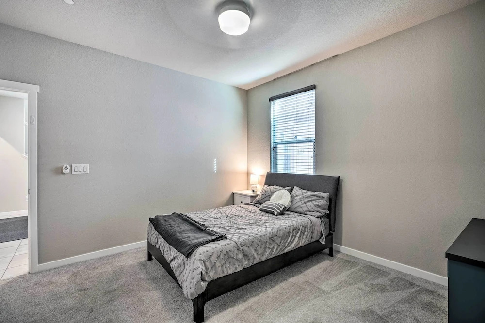 Pet-friendly Elk Grove Retreat w/ Balcony!