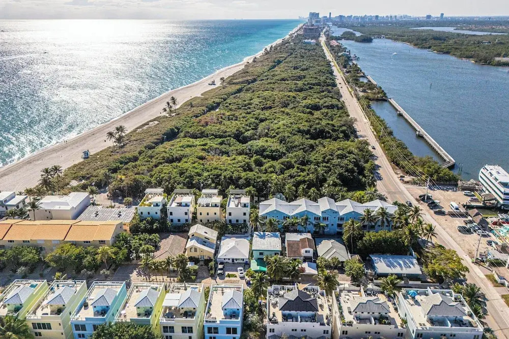 Walk to Hollywood Beach: Luxury Family Getaway!