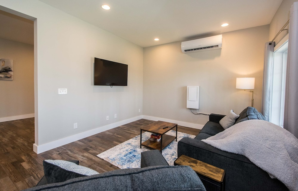 Lower Level Retreat w Free Tix Private Cozy