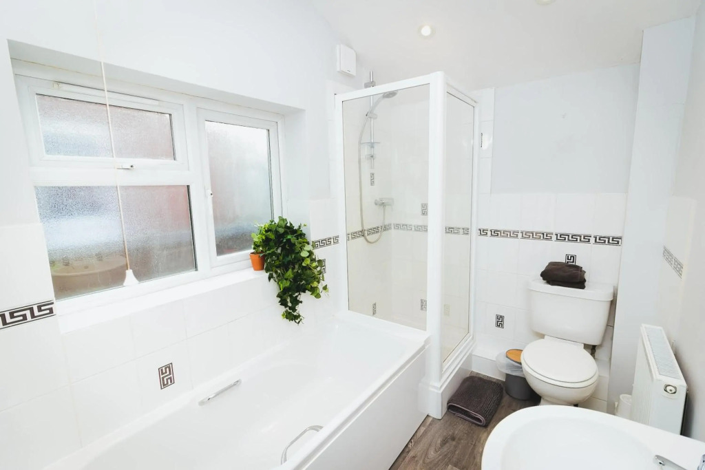 Adam - 17 Hughenden Road · Newly refurbished house - 10 minute walk from city