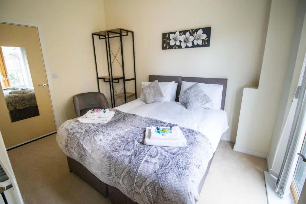 Large Modern Contractor House with Balcony & Private Parking - CMK by Comfy Workers