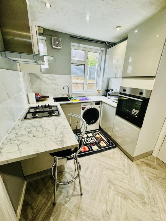 4 Bedrooms Full House Stourbridge Birmingham