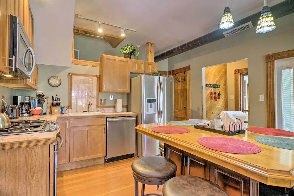 Historic Manitou Springs Victorian: Walk Downtown!