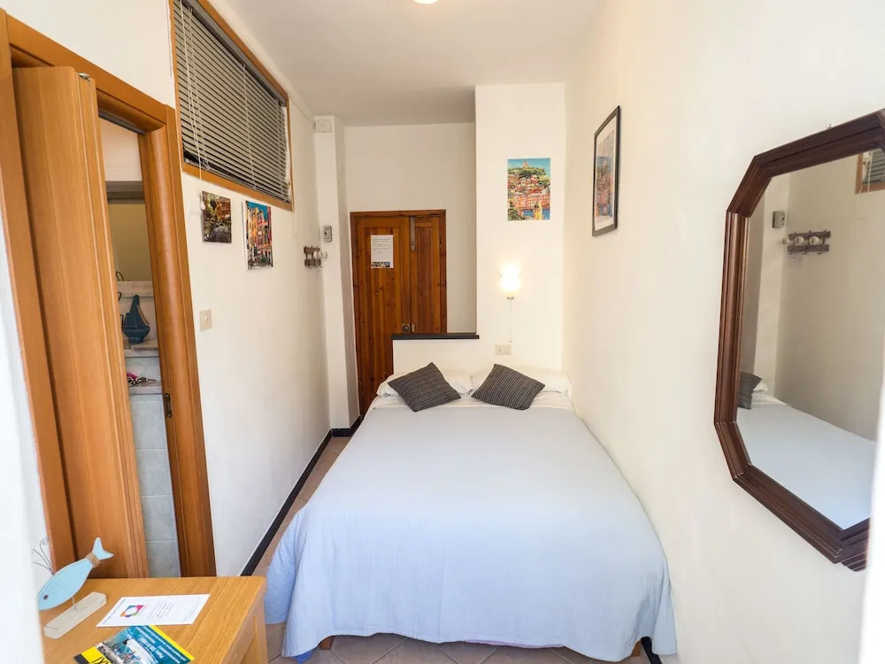 Carmelina Cosy Room