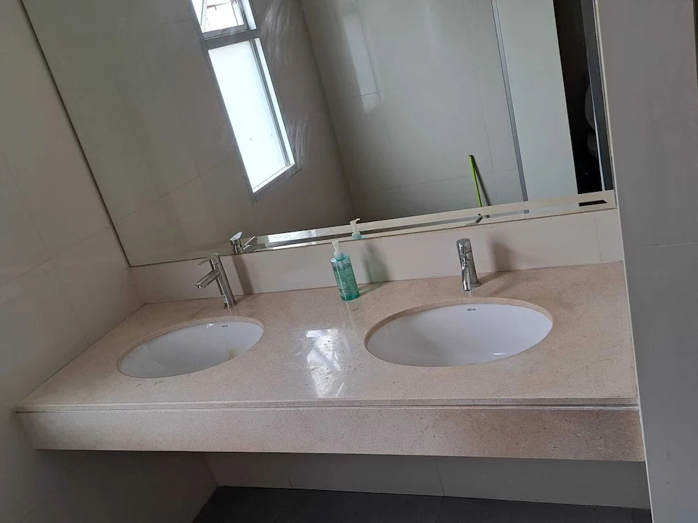 6C - 2 Bedroom Downtown Apartment With Shared Pool