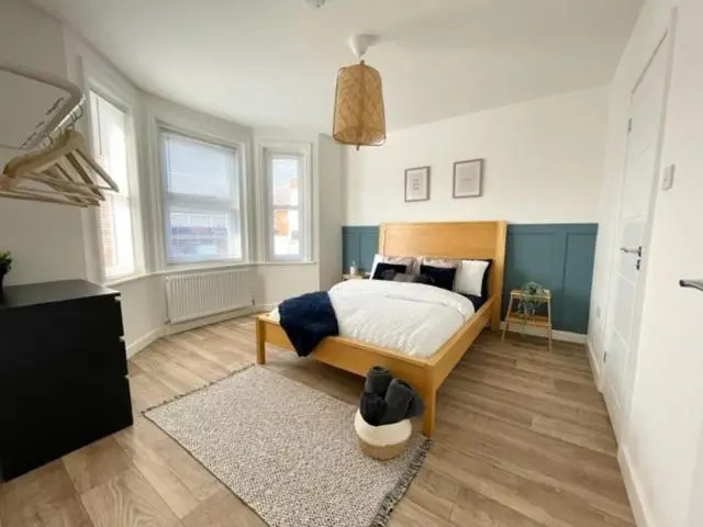 Central, Bright & Spacious Apartment - Parking Included