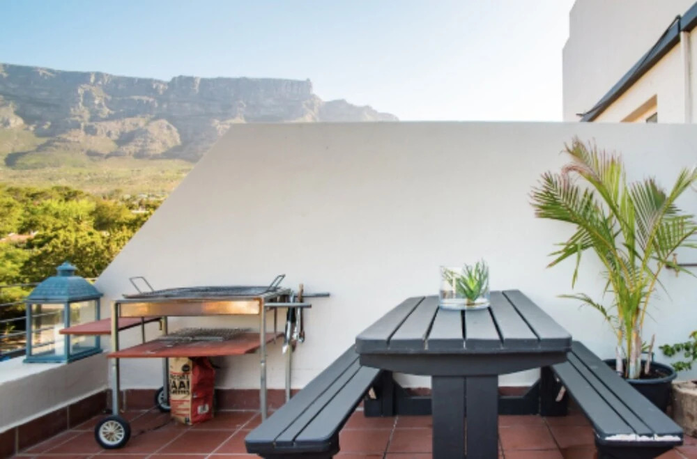 Newly Renovated Top Floor Studio Apartment In Gardens