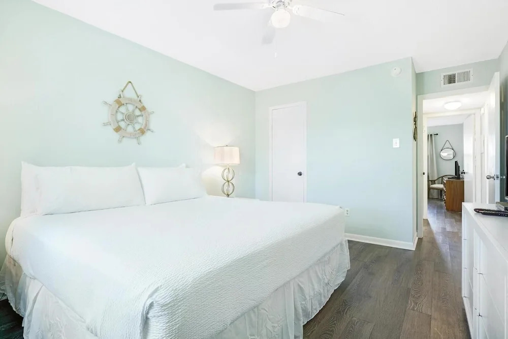 New Owner, New Decor, Steps From Beach, Sleeps 6