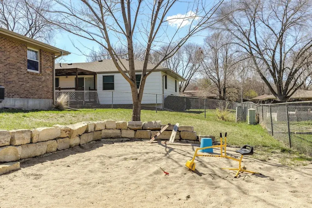 Family-friendly Lincoln Home w/ Sandbox & Grill!