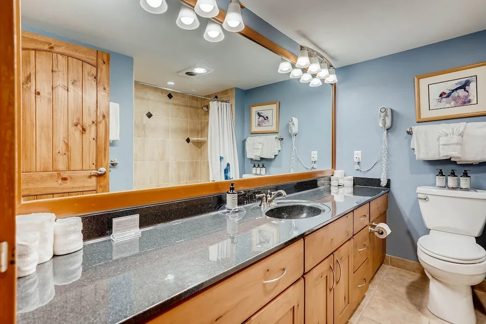 Spacious Remodel, 4br, Minutes To Conf Center & Slopes! 4 Bedroom Condo by RedAwning