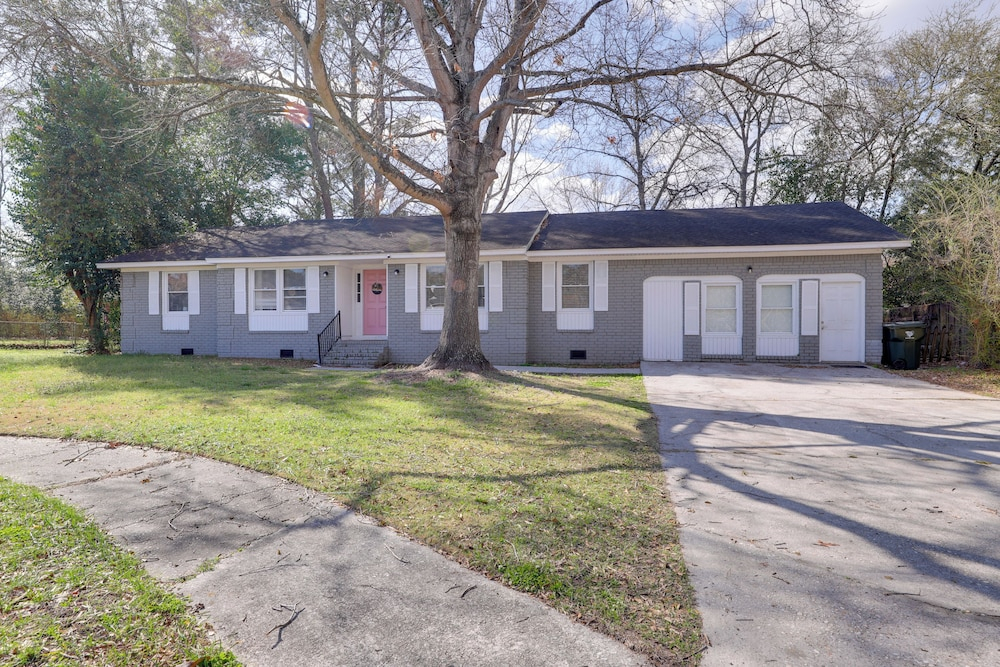 Suburban Family Home 18 Mi to Dtwn Charleston!